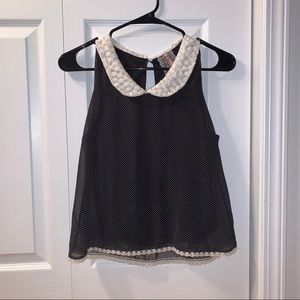 Sleeveless blouse w/ lace collar
